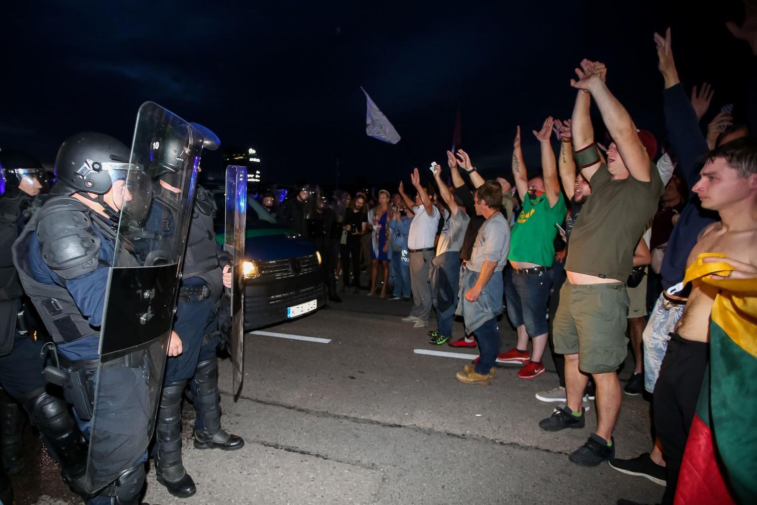 Meeleavaldajad 10. augustil Vilniuses vastamisi politseinikega. Üks meestest kannab fotol rohelist käesidet, mis tähistas protesti korraldajaid, kellest paljud osalesid avalik-õigusliku ringhäälingu LRT andmeil ka vägivalla õhutamises. 