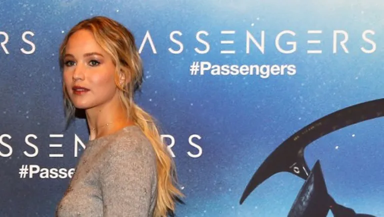 Dženifera Lorensa (Jennifer Lawrence) kosmosa trillera «Pasažieri» («Passengers») pirmizrādē