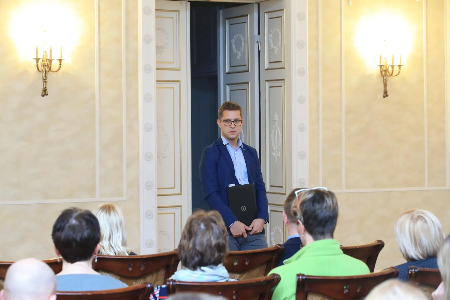 Põltsamaa abivallavanem Karro Külanurm jäi Puurmani rahvakoosolekul küsimusterahe alla. Ammendavaid vastuseid tal nappis.