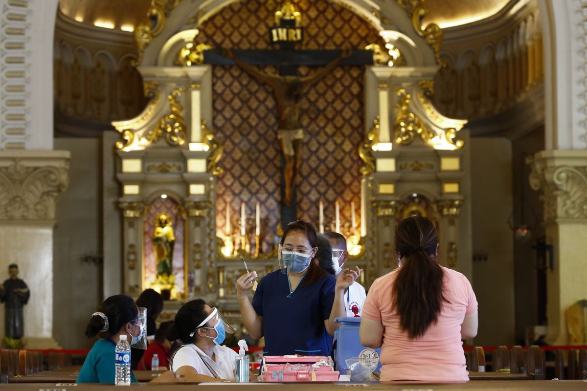 На Филиппинах католические церкви предложили место для вакцинации, чтобы повысить доверие общества к вакцинам против Covid-19.