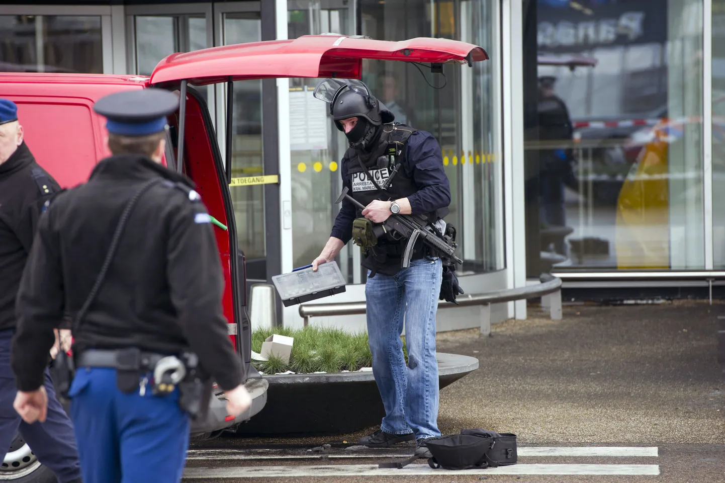 Amsterdami politsei pommirühma liige Schipholi lennujaama juures.