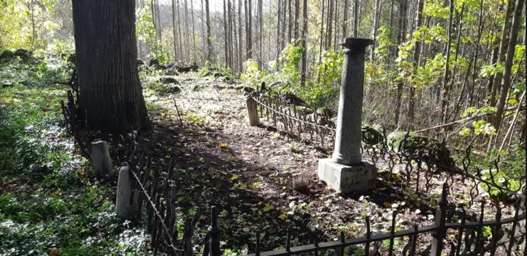 Кладбище в Виратси.