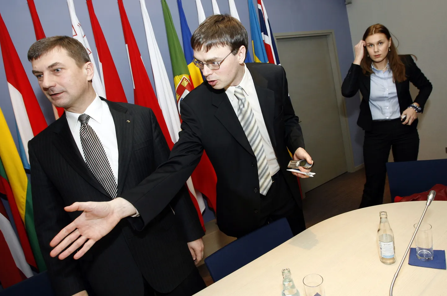 Свен Миксер (в центре) отмахивается от обвинений премьер-министра: соцдемы хотят устроить не Грецию, а Скандинавию! «Кабы я была царица...»
