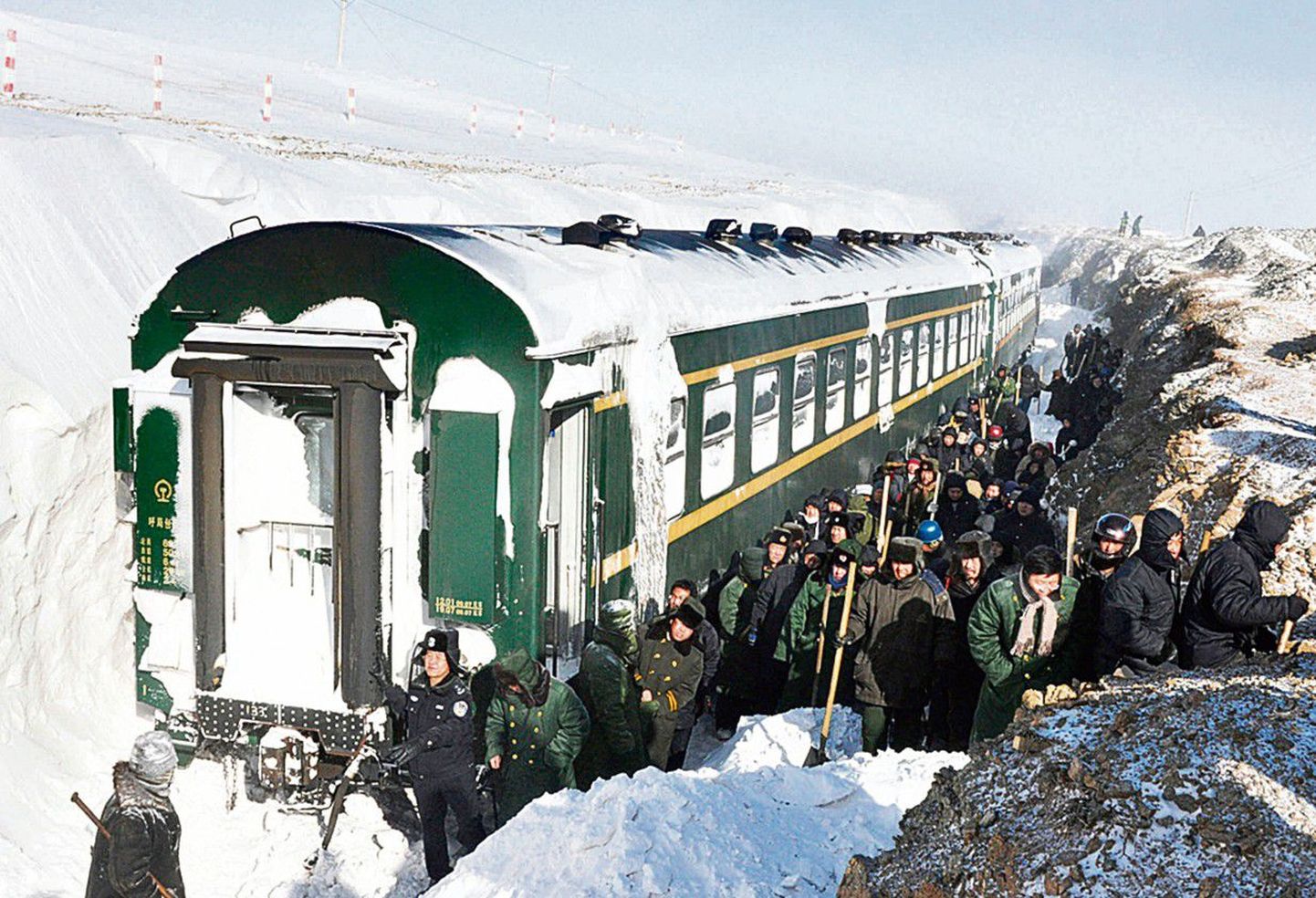 Hiina rong lumevangis: aasta tagasi kulus 30 tundi, enne kui 1400 reisijat said päästetud.