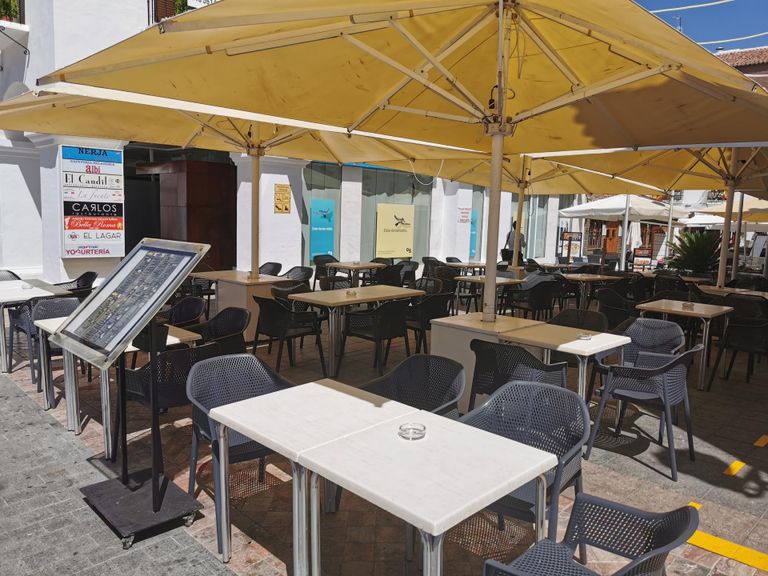 Невероятно пусто в ресторане на центральной площади Нерхи в разгар солнечного дня. Туристов нет, единичные иностранцы, вероятнее всего, это - постоянно живущие в Испании люди. 