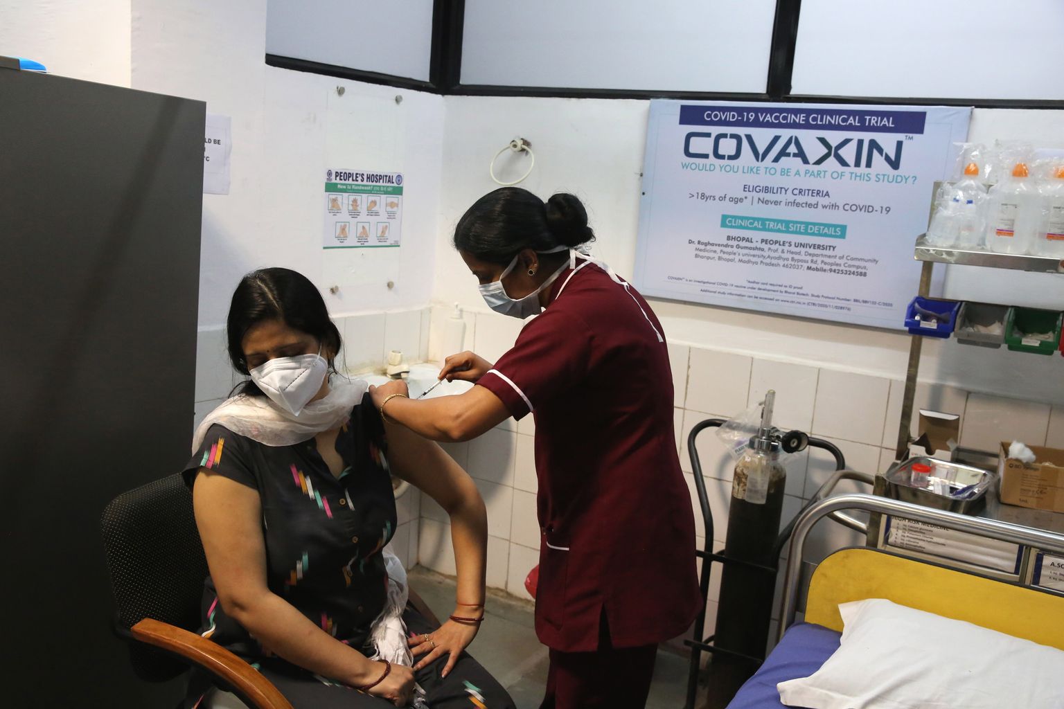 Vabatahtlik saamas kliiniliste katsete käigus Bharat Biotechi arendatavat koroonaviiruse vaktsiini Covaxin.