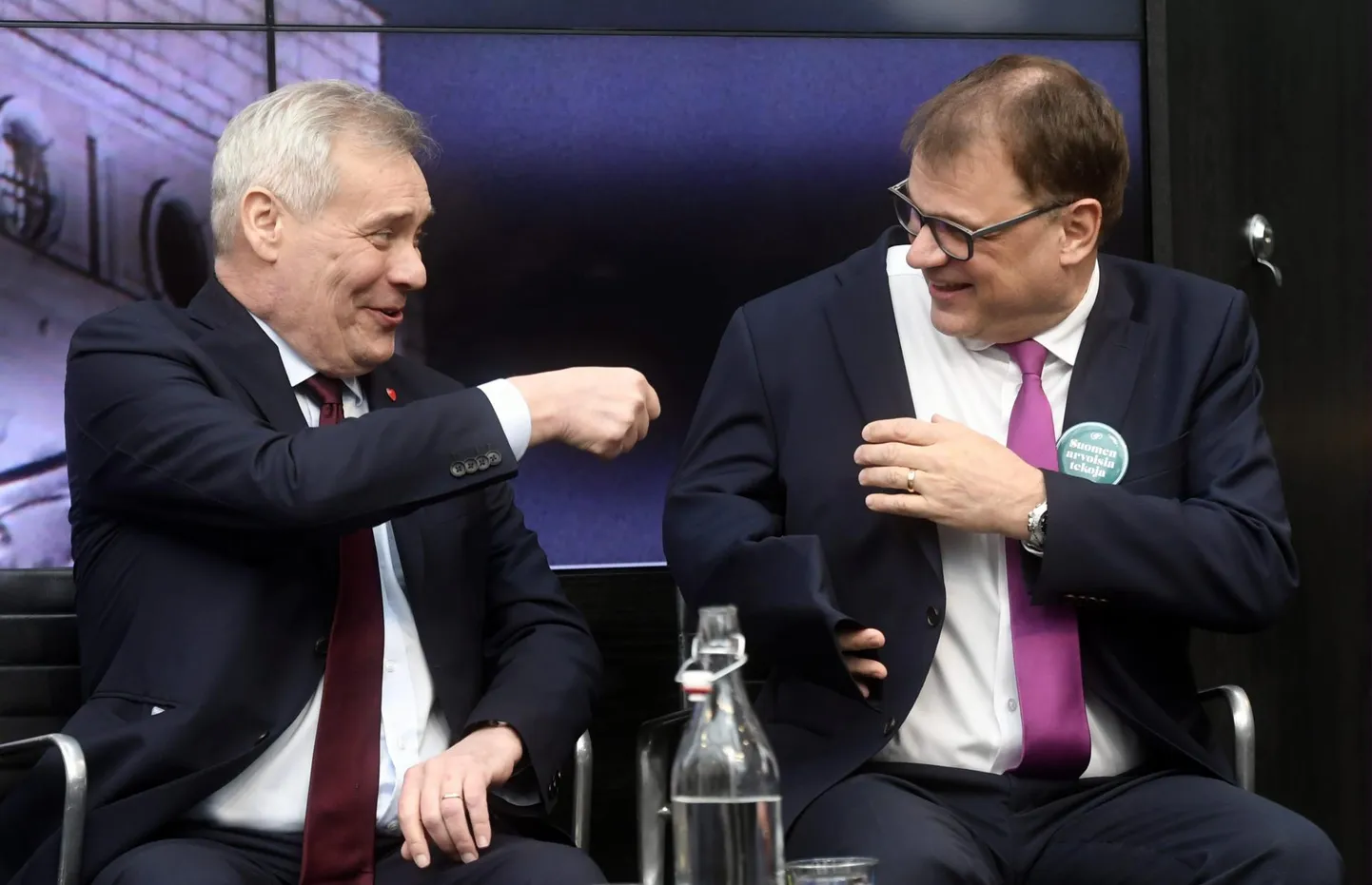 Tulevane peaminister Antti Rinne (vasakul) ja lahkuv peaminister Juha Sipilä.