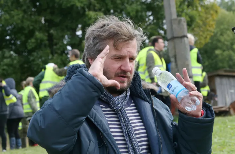 Režissöör Jaak Kilmi filmis «Tagurpidi torni» septembris Hellenurmes.
