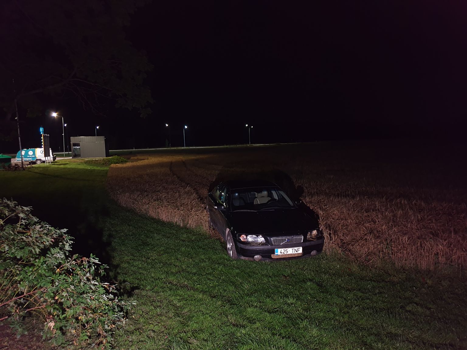 Politsei eest pagenud Volvo juht sõitis viljapõllule.
