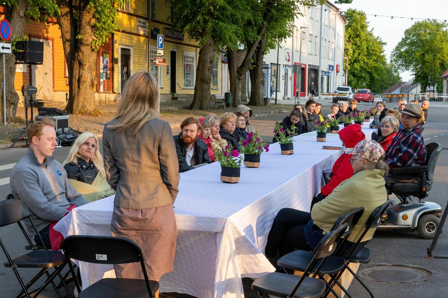 Paide teatri lavastuse «Väljak» ajal said linnasüdames oma mõtetest publikule rääkida ka lihtsad linnakodanikud.