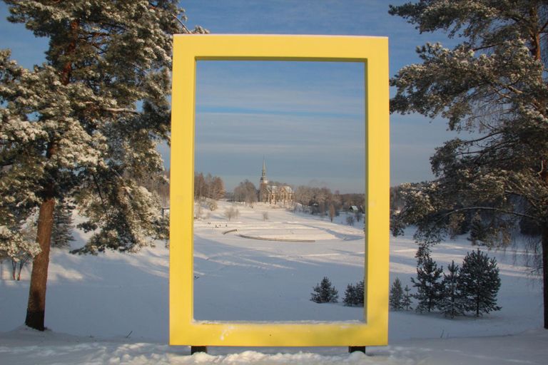 Kaunis vaade avaneb läbi National Geographicu kollase raami, mis asub Otepää Maarja kiriku ja Otepää Linnamäe vahelisel alal.