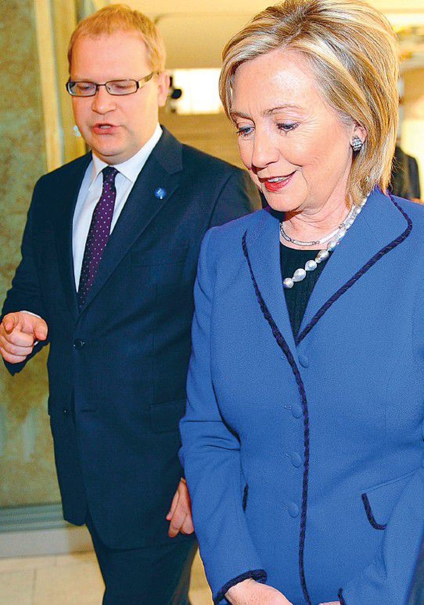В сентябре 2009 года министр иностранных дел ЭР Урмас Паэт сообщил госсекретарю США Хиллари Клинтон, что Эстония работает над тем, чтобы удовлетворить просьбу Соединенных Штатов Америки относительно приема узников Гуантанамо.
