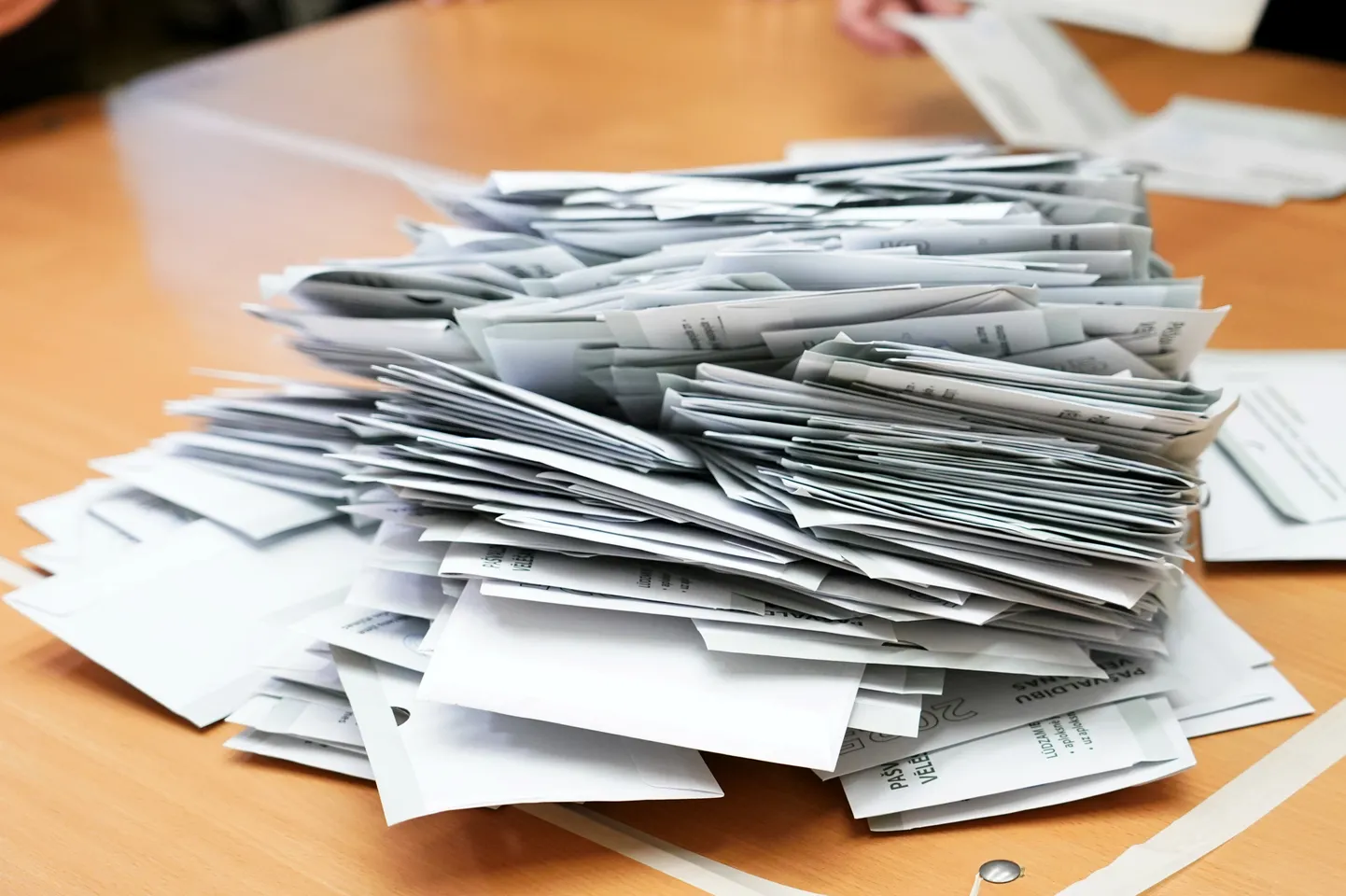 Tiek atvērta balsojumu urna pašvaldību vēlēšanās 75. vēlēšanu iecirknī Rīgas Valsts 1. ģimnāzijā.