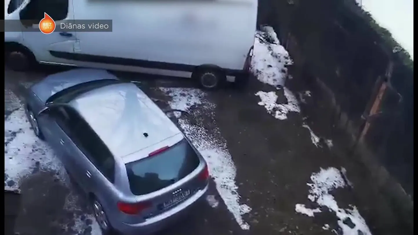 Автомобили на ул.Миера.