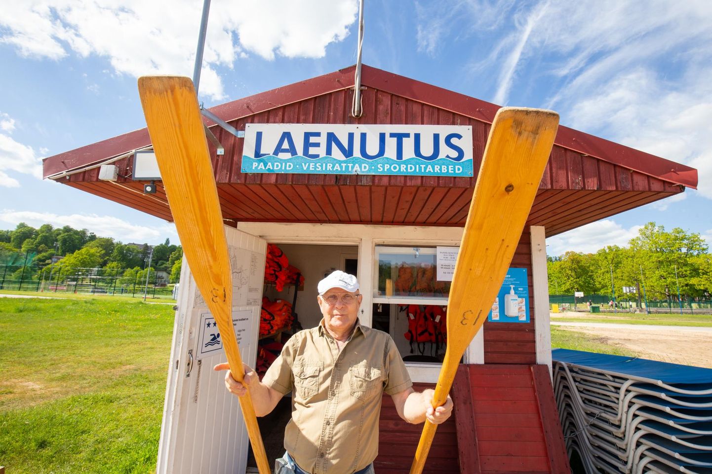 Viljandi paadimees Ants Smitt ootab huvilisi järve äärde kaunist suveilma nautima ja paadiga sõitma.