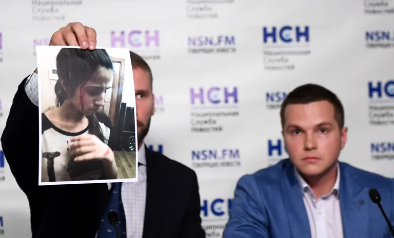 Maria Hatšaturjani advokaat Jaroslav Pakulin (vasakul) ja Kristina Hatšaturjani advokaat Aleksei Liptser. Pakulin näitamas oma kliendi fotot