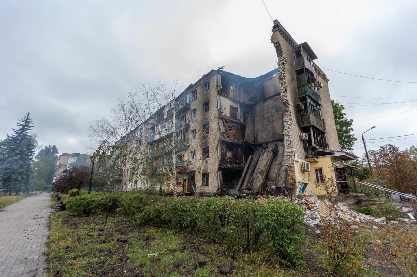 Bahmuti linn Donetski oblastis Ukrainas on juba pikka aega venelaste ägedate rünnakute all. Tohutute purustuste ja inimeste tapmise eest on vastutavad ka Venemaa rahandus- ja ärijuhid.