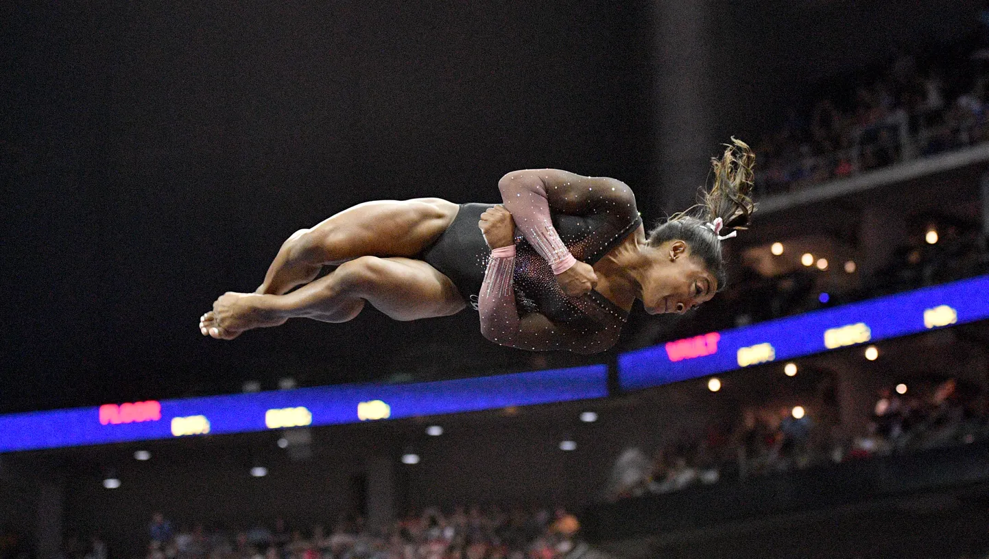 Simone Biles vabaharjutust sooritamas.
