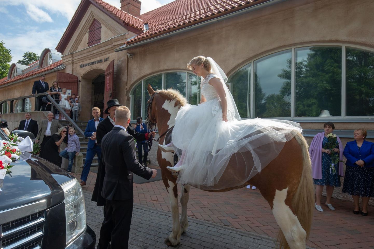 Jane ja Kristjan Kuusk valisid tänavu suvel pulmapeo paigaks Viljandi pärimusmuusika aida, kuhu pruut saabus hobuse seljas.