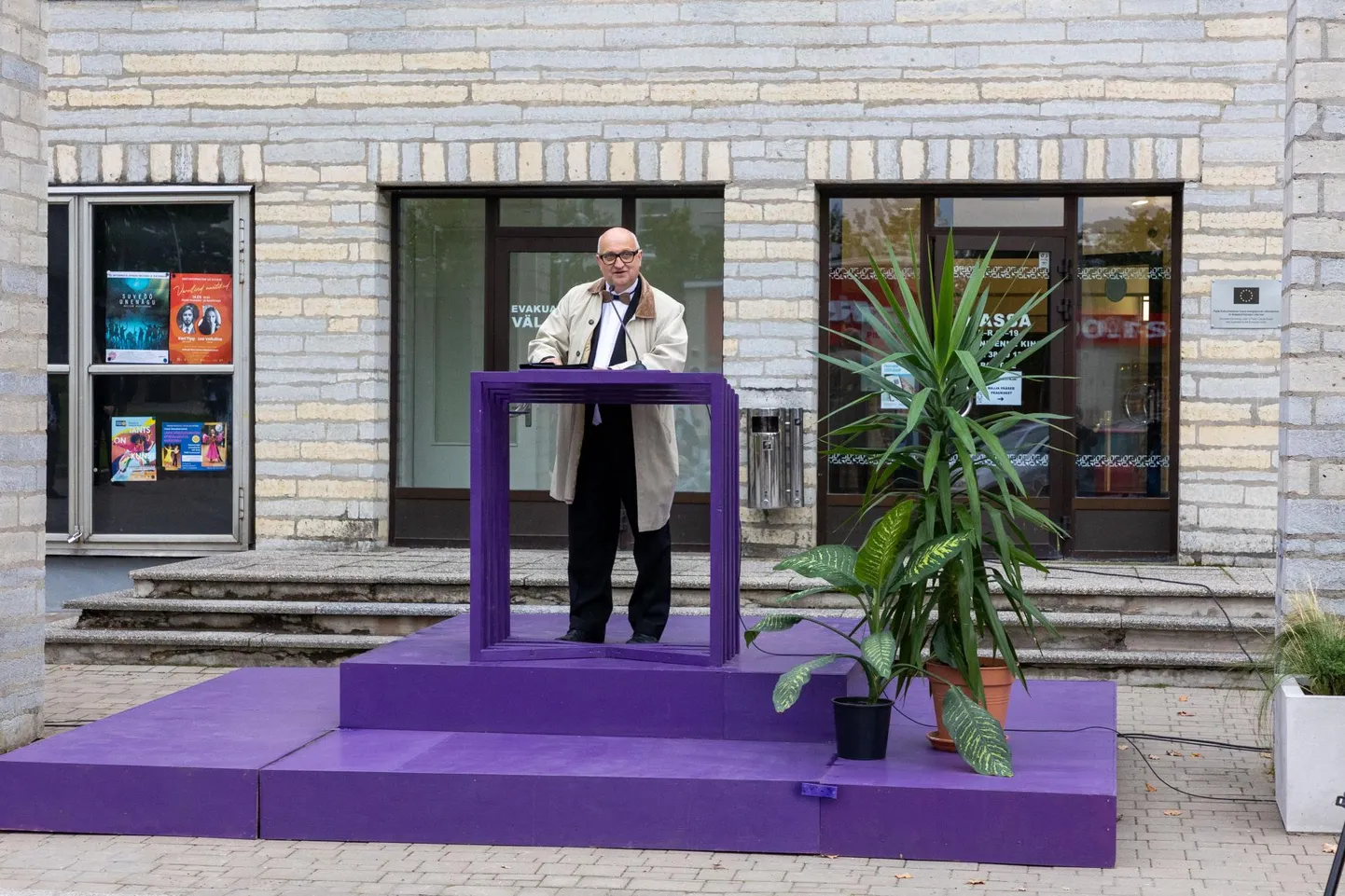 Ligi kaks aastat tagasi said kõik linnapeakandidaadid Paide muusika- ja teatrimaja ette üles seatud puldist selgitada, kuidas nemad linna juhiksid. EKRE tollane kandidaat Priit Põder praeguse võimupöörde järel linnapeaks ei tõuse, vaid temast saab volikogu aseesimees.