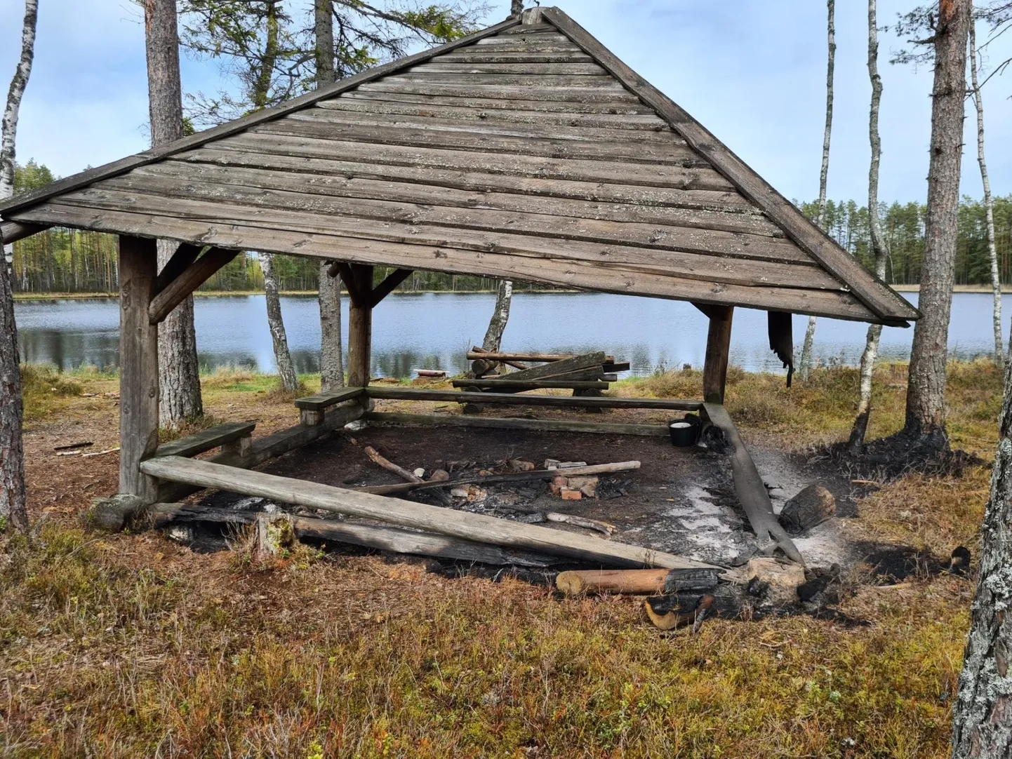 Tolljärve ääres süüdatud varjualune muutus tules kasutuskõlmatuks.