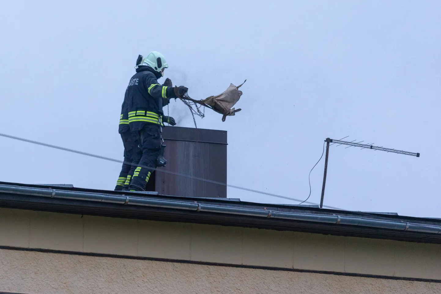 Viljandimaal neli korstnapõlengut. Fotol on näha korstnapõlengu kustutustööd Ugala puiesteel 2019. aastal.