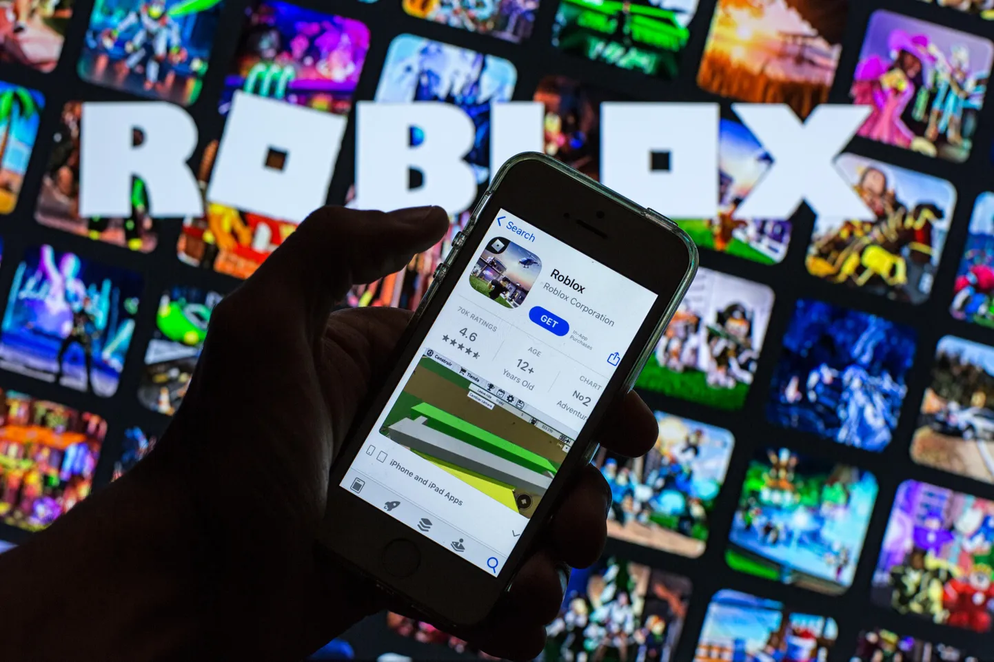 Roblox on veebipõhine videomäng, millel on üle 65 miljonit aktiivse kasutaja ja kolm miljonit arendajat. Miks üks arendajatest konverentsile raskelt relvastatuna sõitis, seda uurib nüüd politsei. Konverentsi auhinnatseremoonia jäeti intsidendi pärast ära.