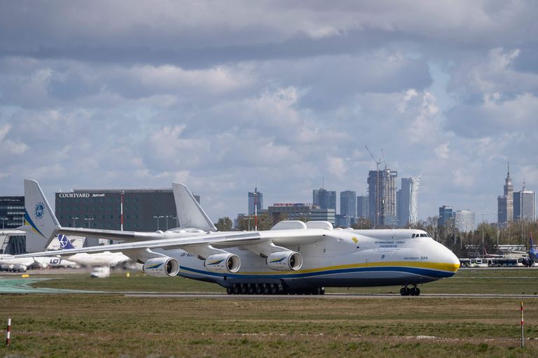 Maailma suurim lennuk Antonov An-225 Mrija 14. aprillil 2020 Poolas Varssavis Chopini lennujaama lennuväljal, transportides Hiinast Pekingist koroonaviirusega võitlemiseks vajalikke meditsiinilisi abivahendeid