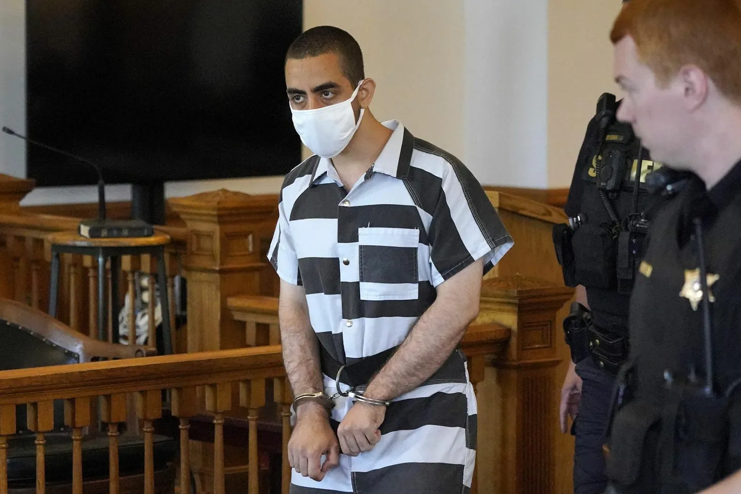 Reedel kirjanik Salman Rushdiet pussitanud 24-aastane Hadi Matar päev hiljem Chautauqua kohtumajas Mayville’is New Yorgi osariigis.