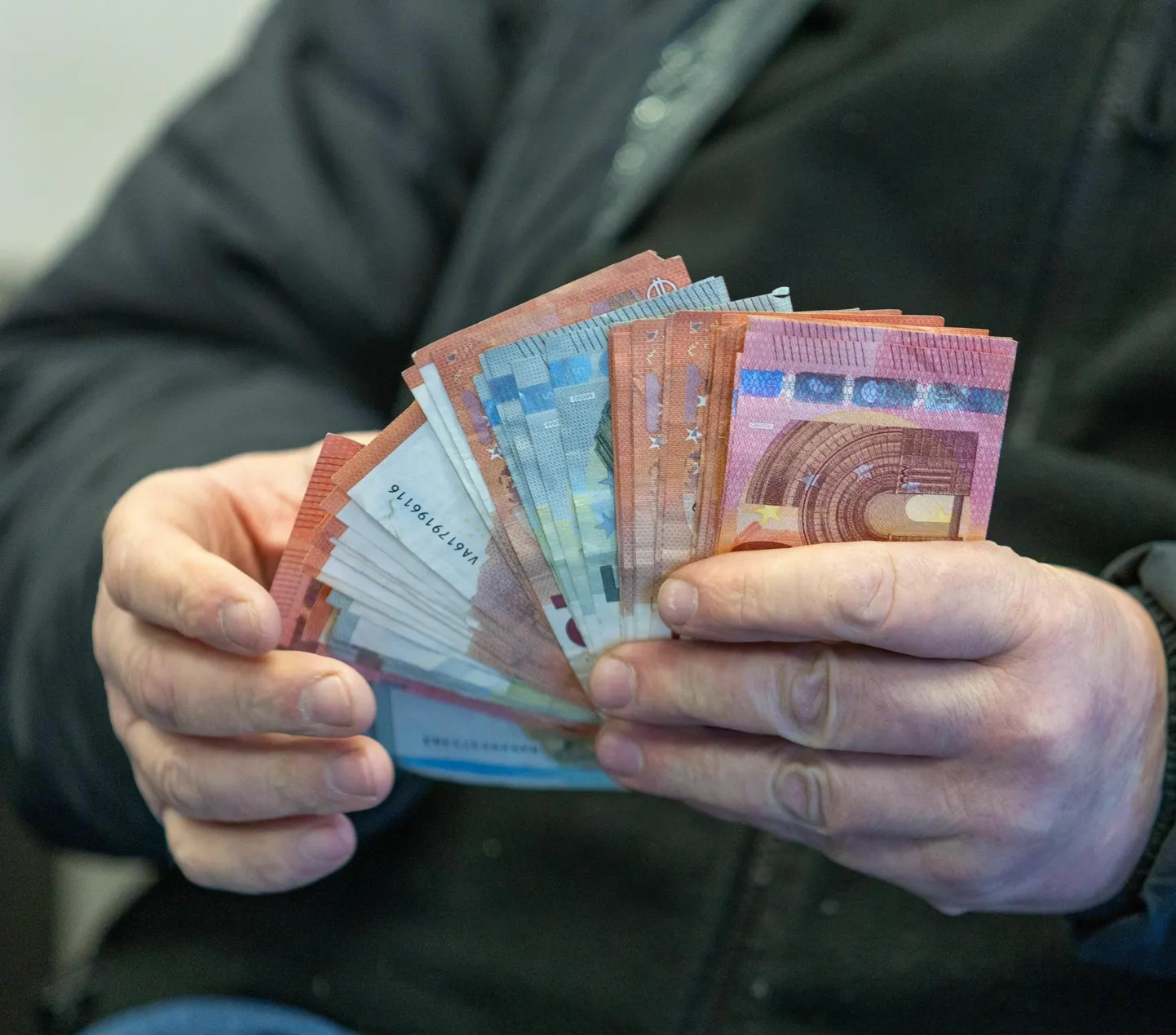 Kes soovib, et tema pension iga kuu sularahas koju toodaks, peab aprillist alates selle teenuse eest veidi rohkem maksma.