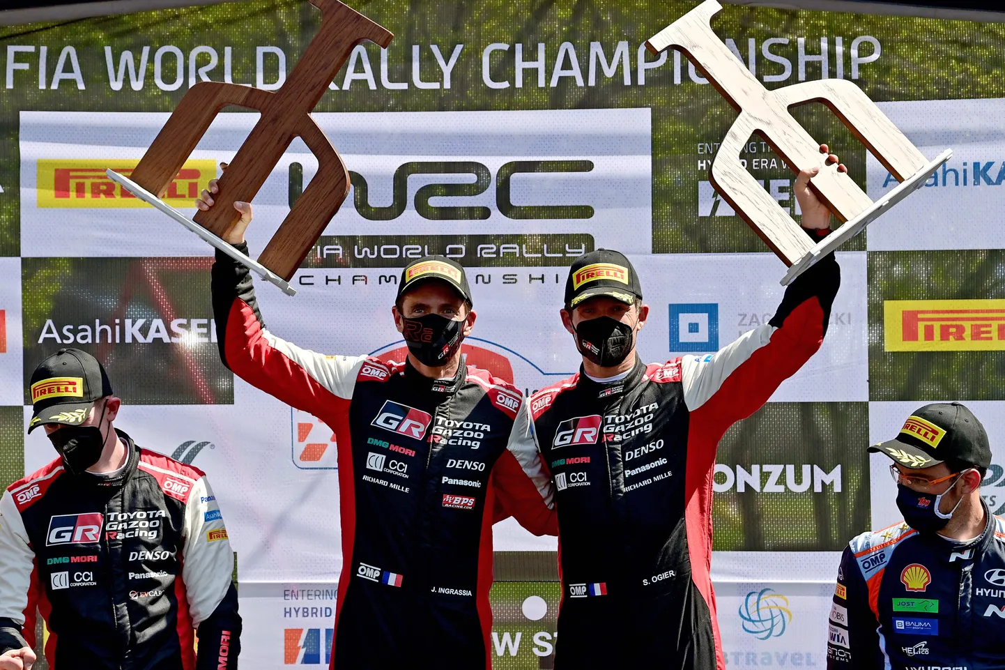 Sebastien Ogier (paremal) ja kaardilugeja Julien Ingrassia (vasakul) Horvaatia ralli võidutrofeedega.