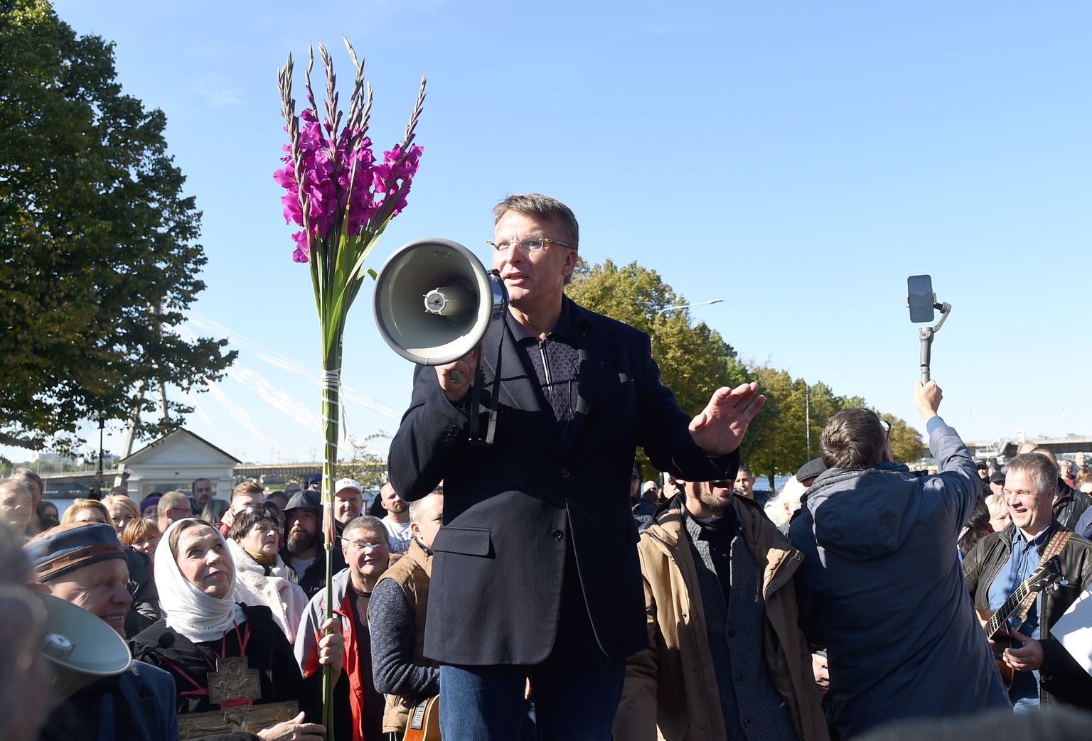Partijas "Latvija pirmajā vietā" līderis Ainārs Šlesers uzrunā klātesošos partijas organizētajā pasākumā par brīvprātīgu vakcināciju 11.novembra krastmalā.