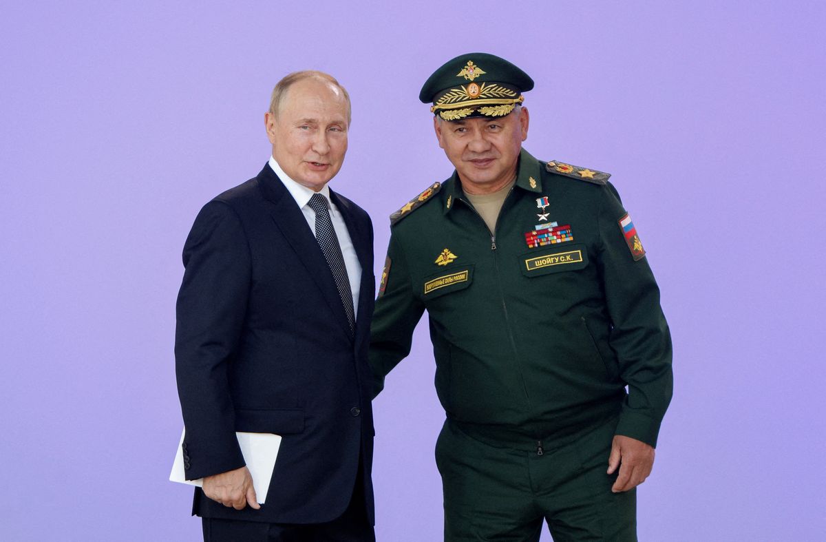 Сергей Шойгу трогает Путина сзади на церемонии открытия международного военно-технического форума "Армия-2022", Московская область, 15 августа 2022 года.