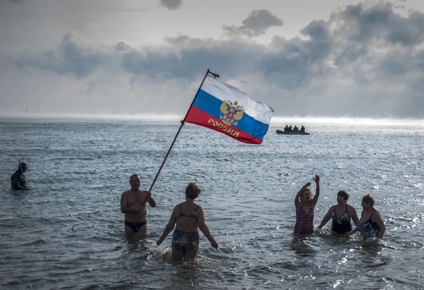 Õigeusu jõulude tähistajad, Vene lipp käes. Foto on tehtud möödunud nädalal Krimmis Jevpatorias.