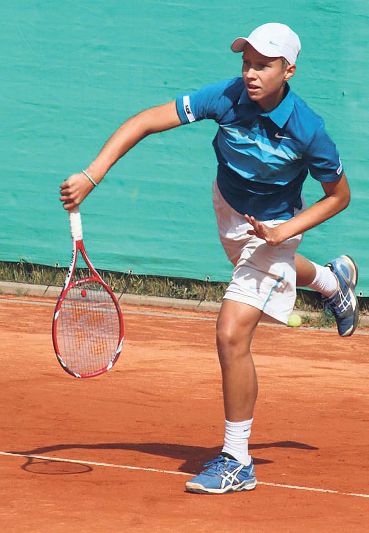 Pärnu Kalevi tenniseklubi poiss Henri Nael on treener Mait Künnapi juhendamisel jõudnud omaealiste Eesti tippu.