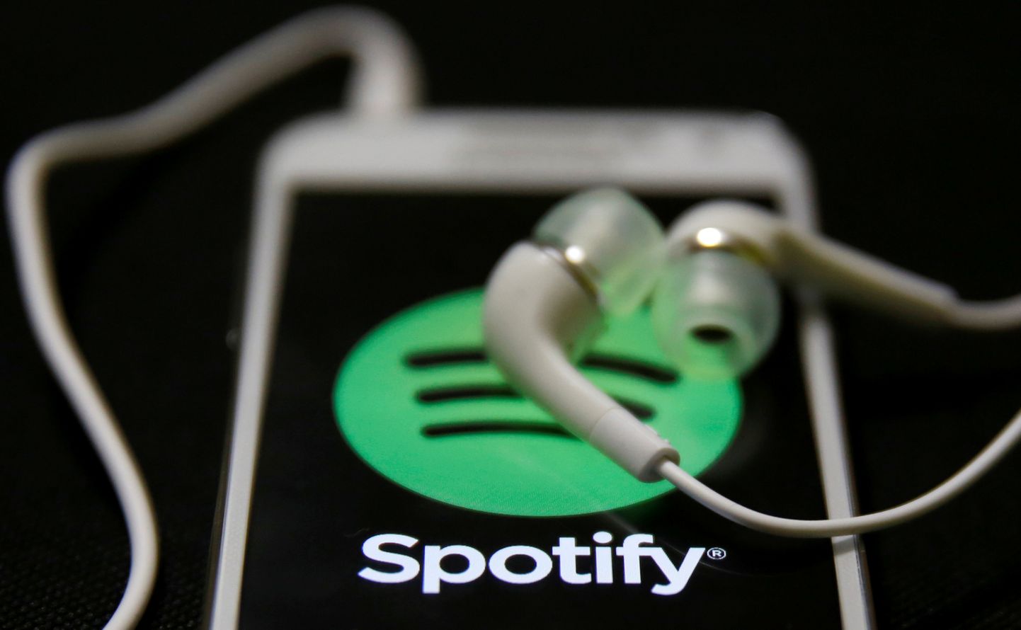 Kõrvaklapid Spotify logo taustal.