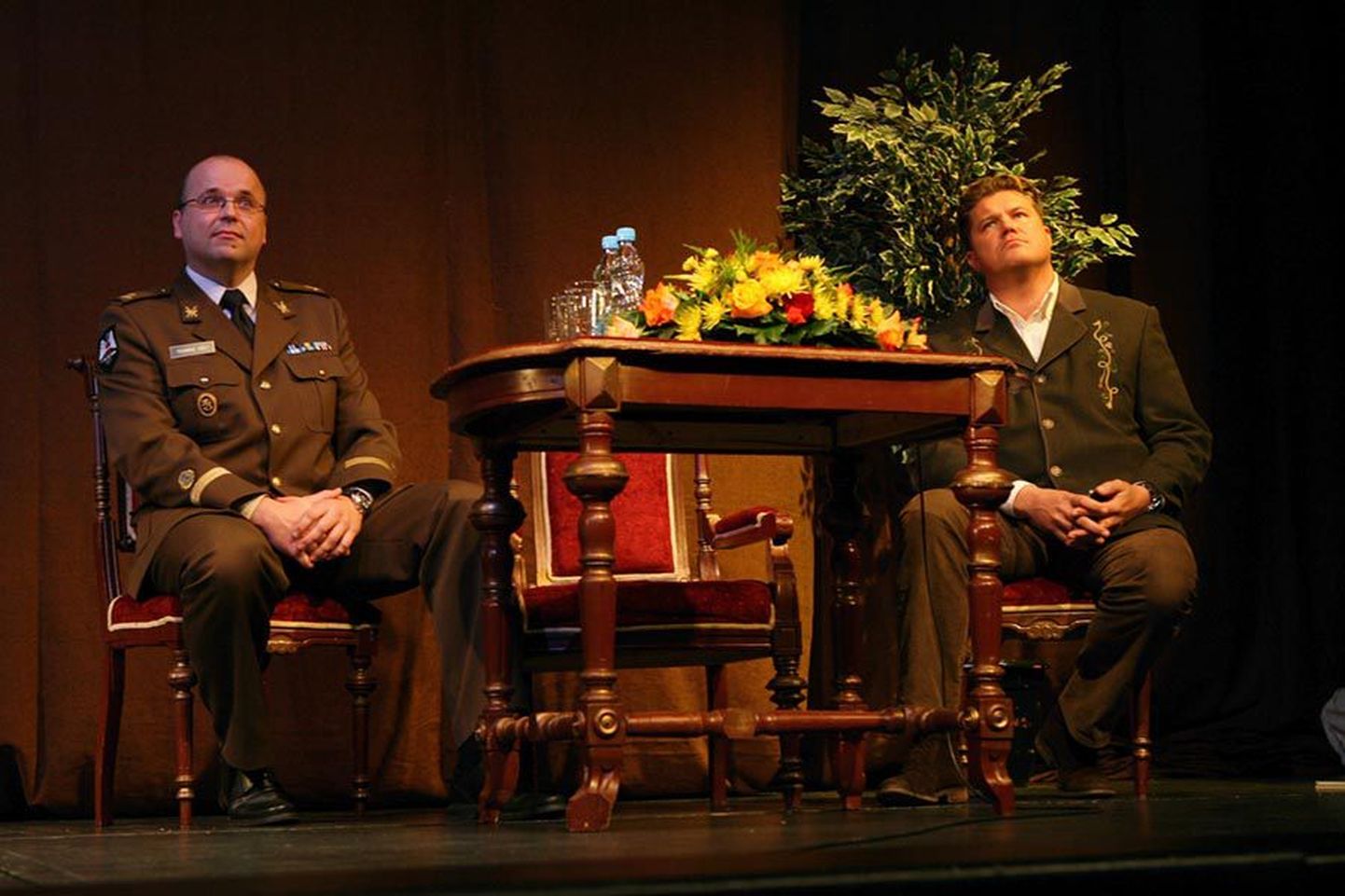 Major Toomas Väli (vasakul) ja nooremleitnant Hannes Võrno esitasid oma ettekandes tõsiseid ja sirgjoonelisi mõtteid.