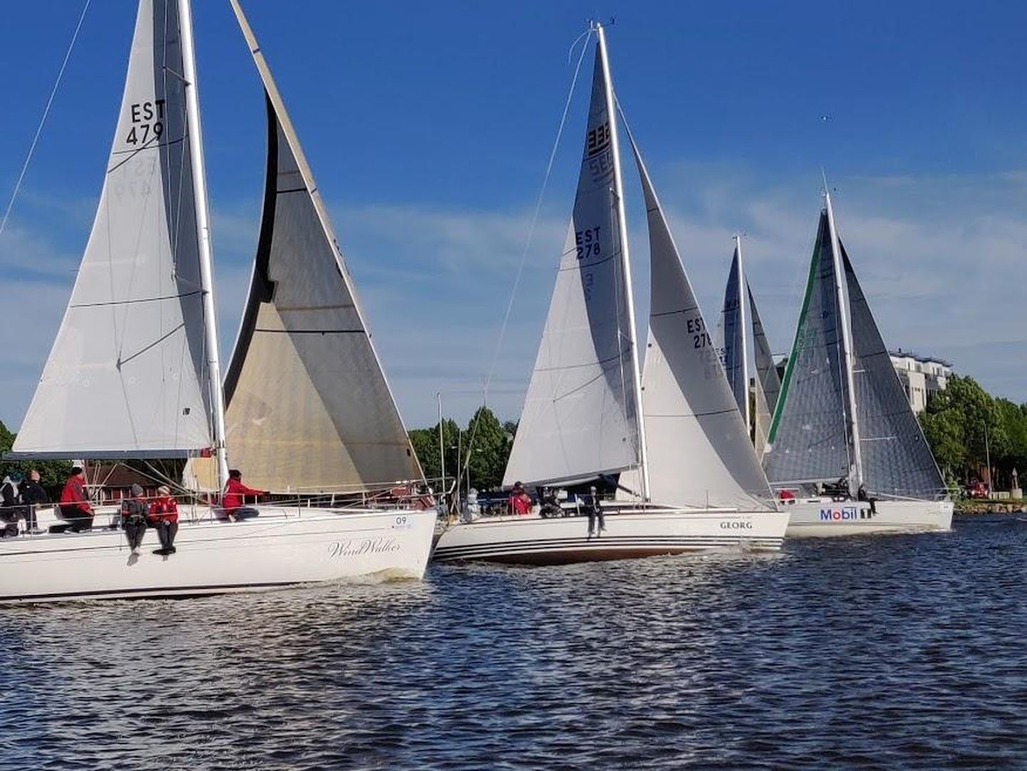 Kesknädalaringi laevastik stardib Pärnu jahtklubi akvatooriumilt lahele.