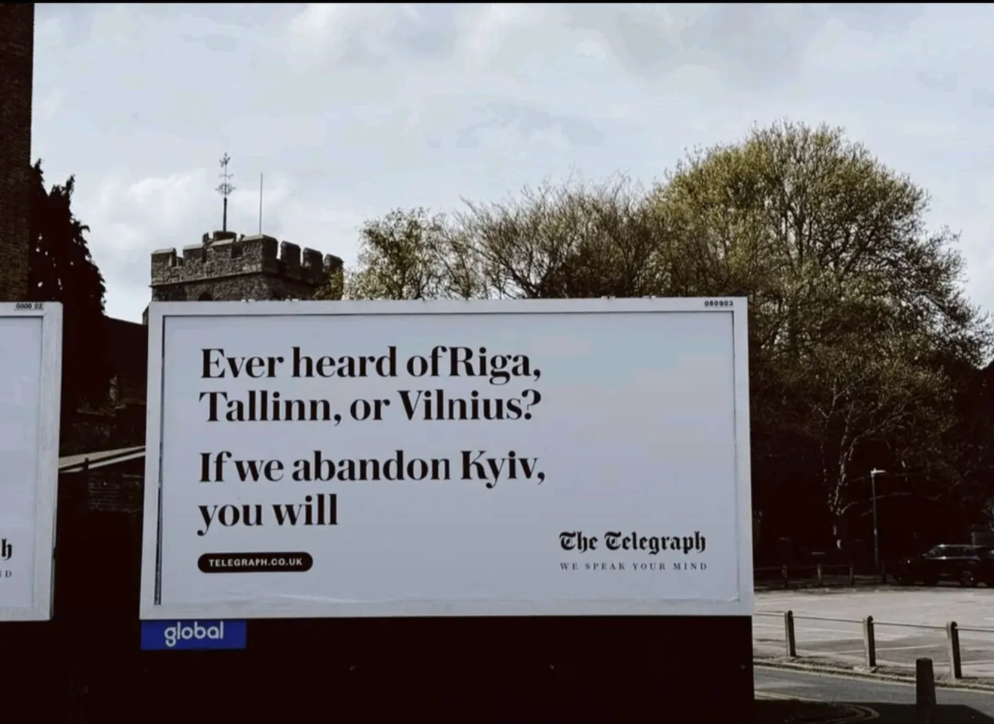 Briti väljaande The Telegraph välikampaania reklaamtahvlitele on ilmunud sõnum: «Kas olete kuulnud Riiast, Tallinnast ja Vilniusest? Te kuulete, kui me hülgame Kiievi.»