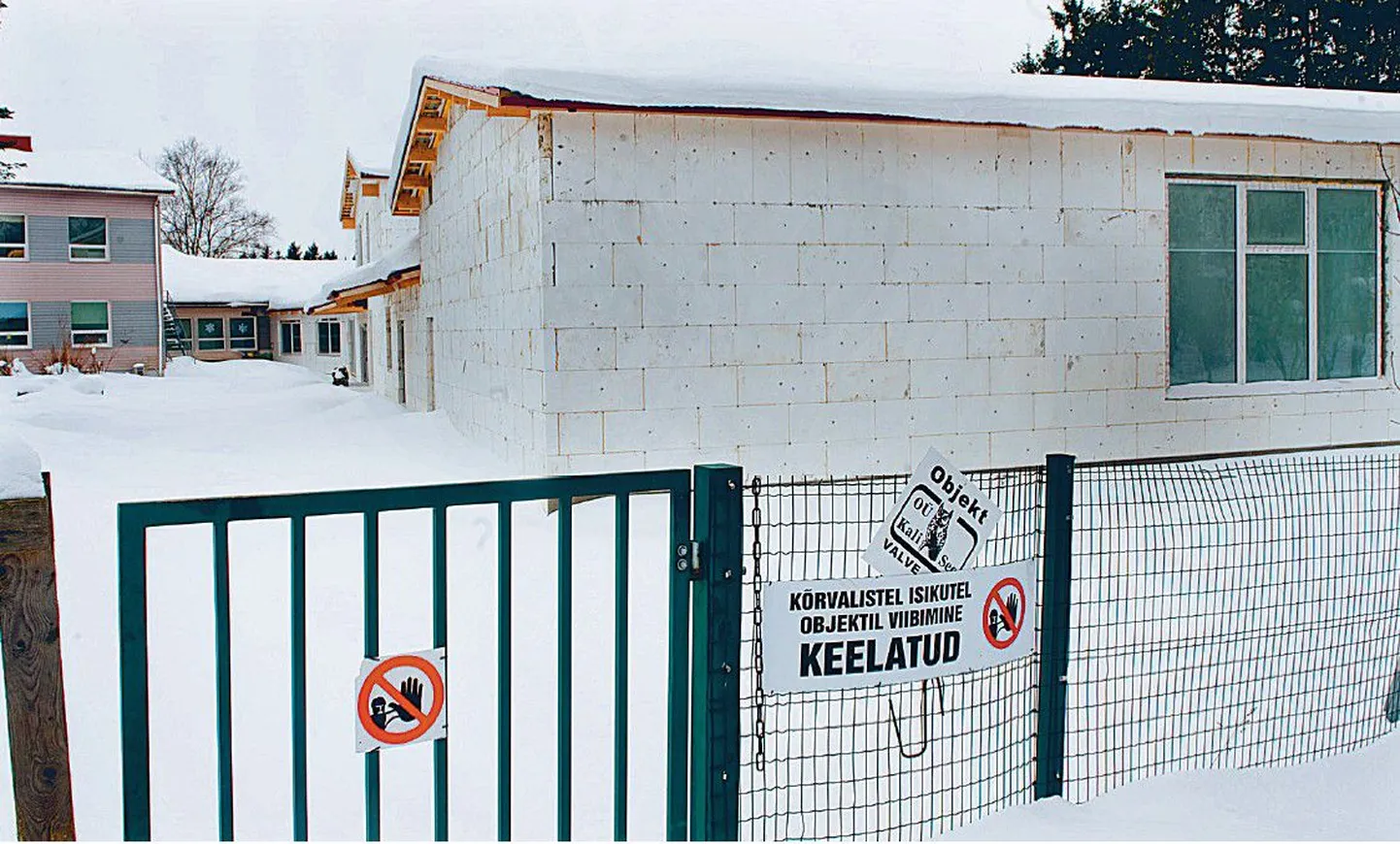 Jõelähtme vallas asuva Loo aleviku lasteaia juurdeehitis pidi valmima juba möödunud aasta sügisel, kuid rahapuudusel ei saada ehitustöödega ilmselt ka sel aastal ühele poole.
