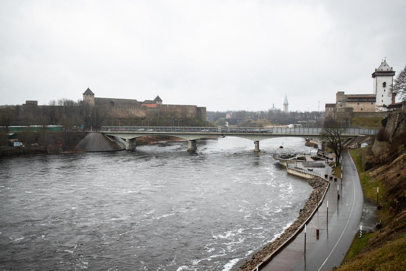 Vaade Narva promenaadilt Ivangorodile. Jõgi on neid kaht linna aastasadu liitnud, ent ka lahutanud.
