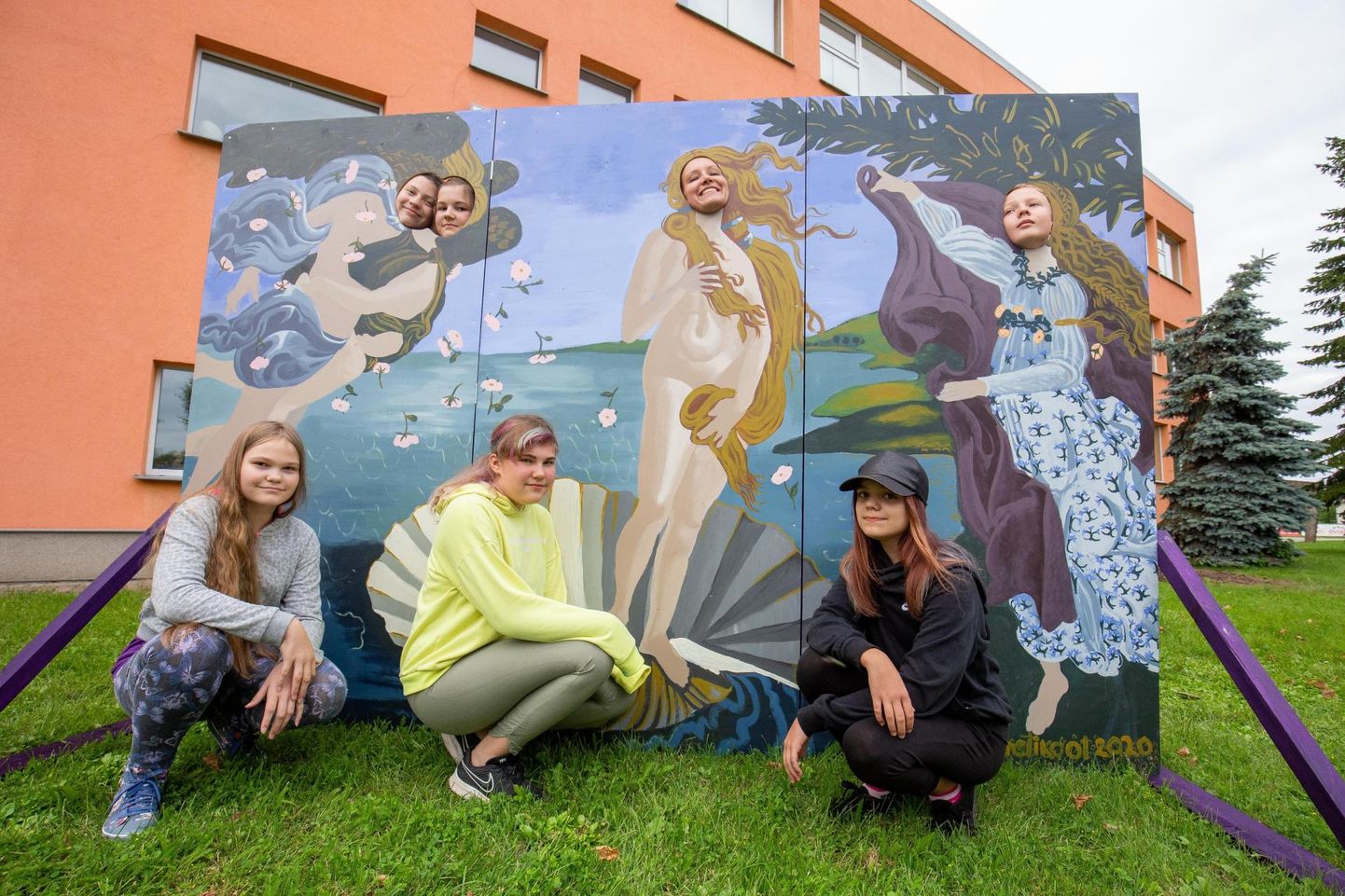 Paide kunstikooli neljanda klassi õpilaste grupitööna valmis koopiamaal Sandro Botticelli teosest «Venuse sünd».
Ees istuvad vasakult: Eliise Koovit, Kelly Kalda ja Anete Elvelt. Üleval vasakult: Laura Kookmaa, Avely Müür, juhendaja Liina Tamme ja Rico Sagor.