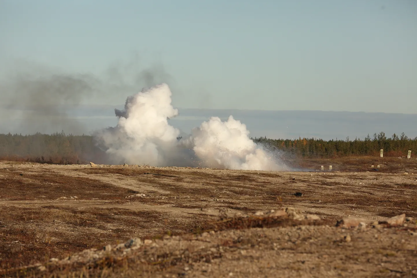 Pildil 81mm miinipilduja suitsumiinide lõhkemine sihtmärgialal.