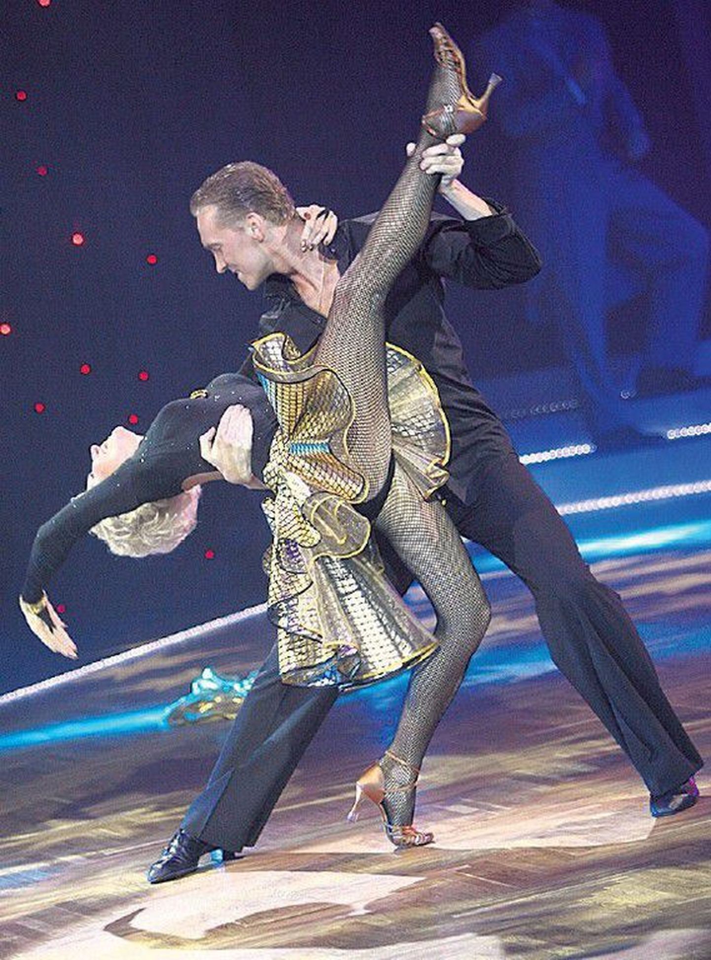 Raasiku vallajuhid said innustust telesaatest «Tantsud tähtedega». Pildil Kristiina Ojuland ja Aleksander Makarov.