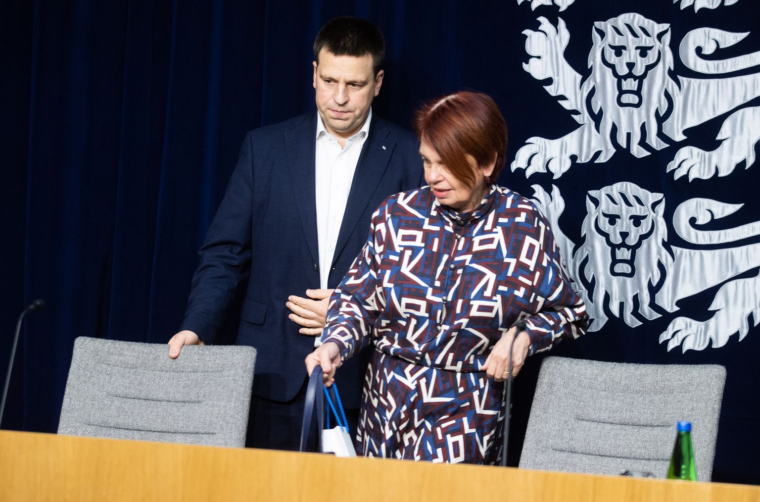 Jüri Ratas ja Irja Lutsar novembris pressikonverentsil.