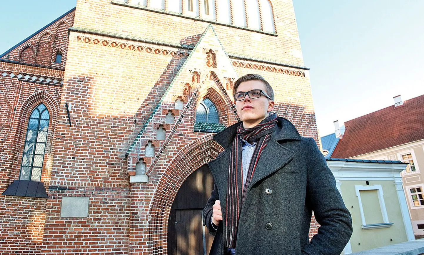 Noorte religioossust uurinud Ilmar Uduste Jaani kiriku juures. Ta nendib, et kuigi noored võivad uskuda kõrgema jõu olemasolu, ei tähenda see üldjuhul seda, et nad kuuluksid ka mõnda kogudusse.