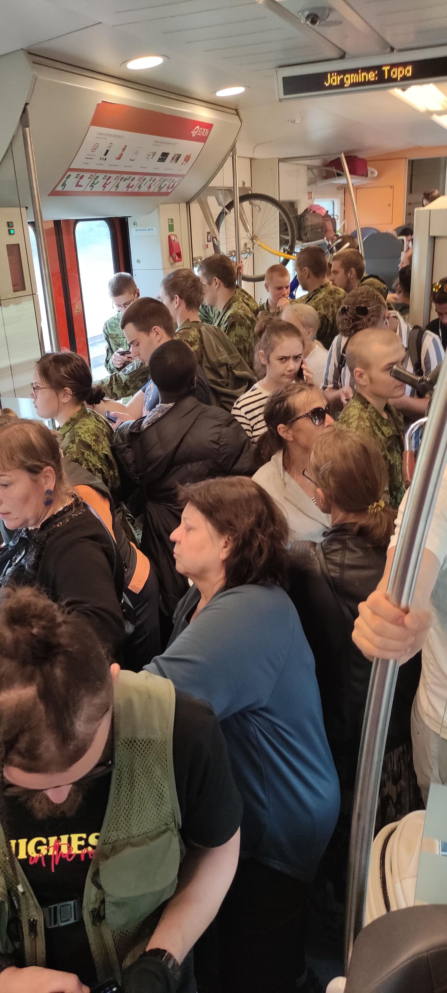 Ülerahvastatud Tallinna–Tartu rong läinud pühapäeval lähenemas Tapa jaamale.