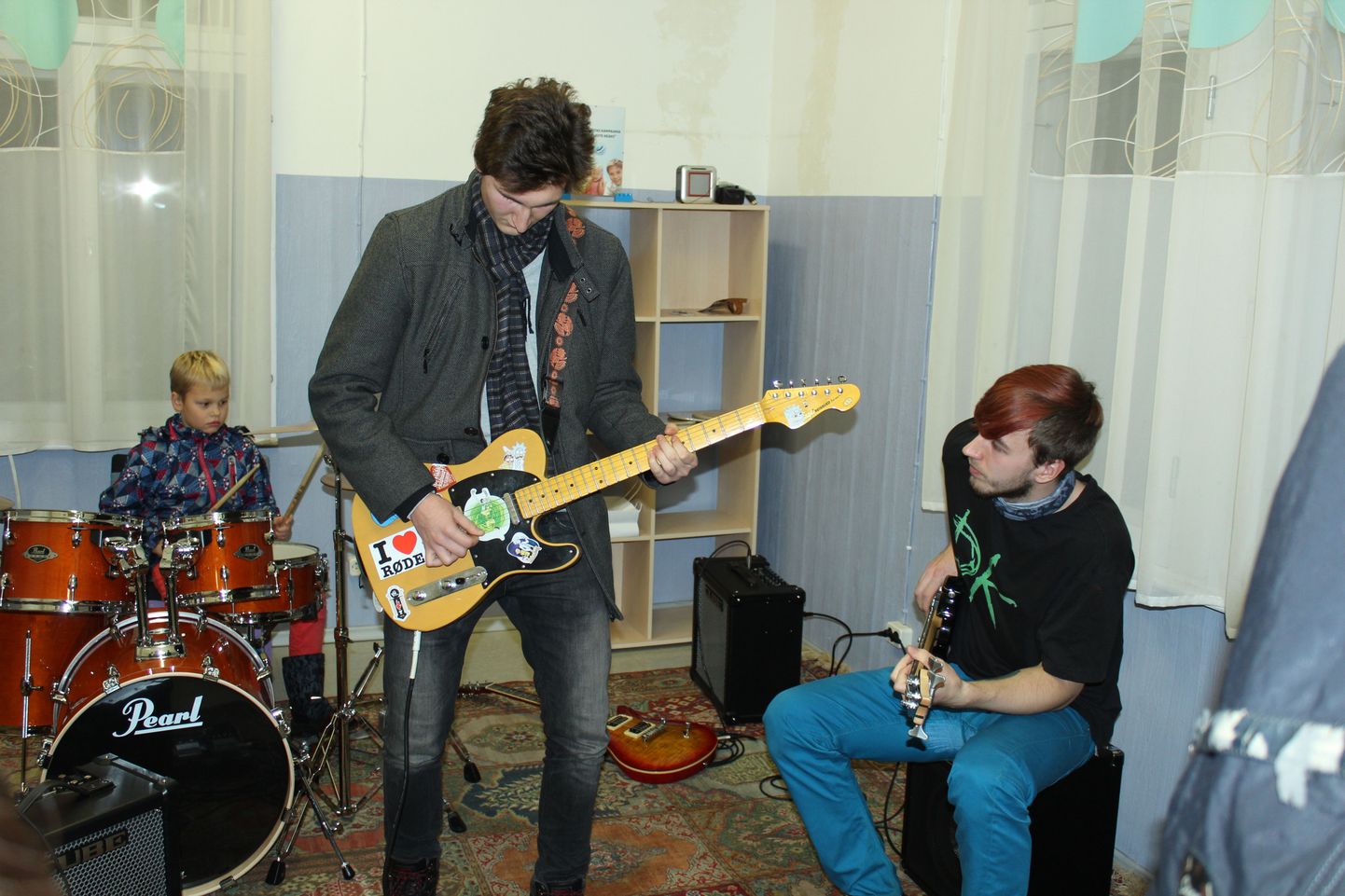 Uued pillid ei saanud kaua niisama seista. Pildil musitseerivad Aimar Veeroos (vasakult), Sten Ojamäe ja Dmitri Špak.