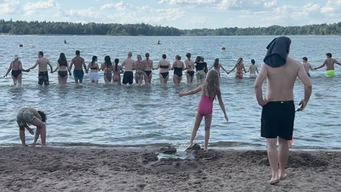 VIDEO ⟩ Helsingi rannas kadunud tüdrukute leidmiseks tegid kohalikud pika inimketi