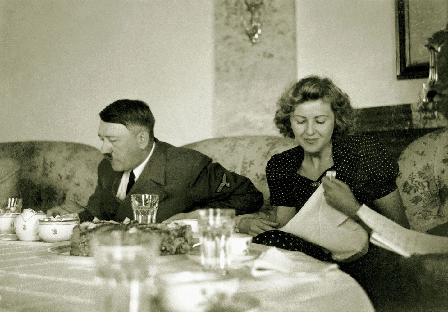 Adolf Hitler ja ta kallim Eva Braun söömas